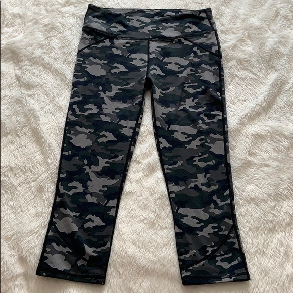 Fabletics Pants - FABLETICS camo Capri leggings size S